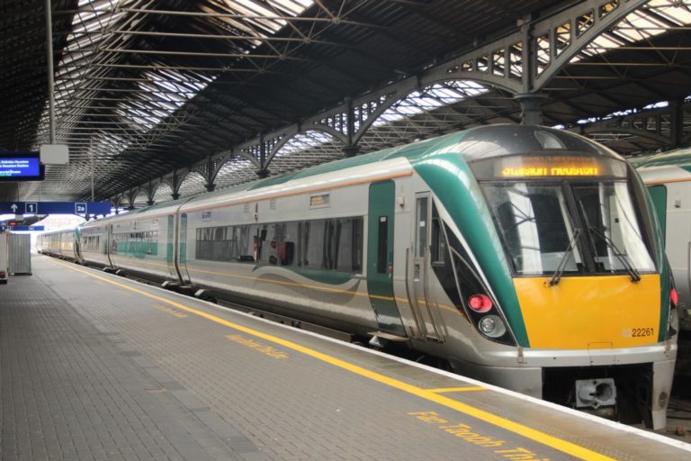 vlaková souprava na železniční stanici Heuston Railway station Dublin – Železniční stanice Heuston Dublin